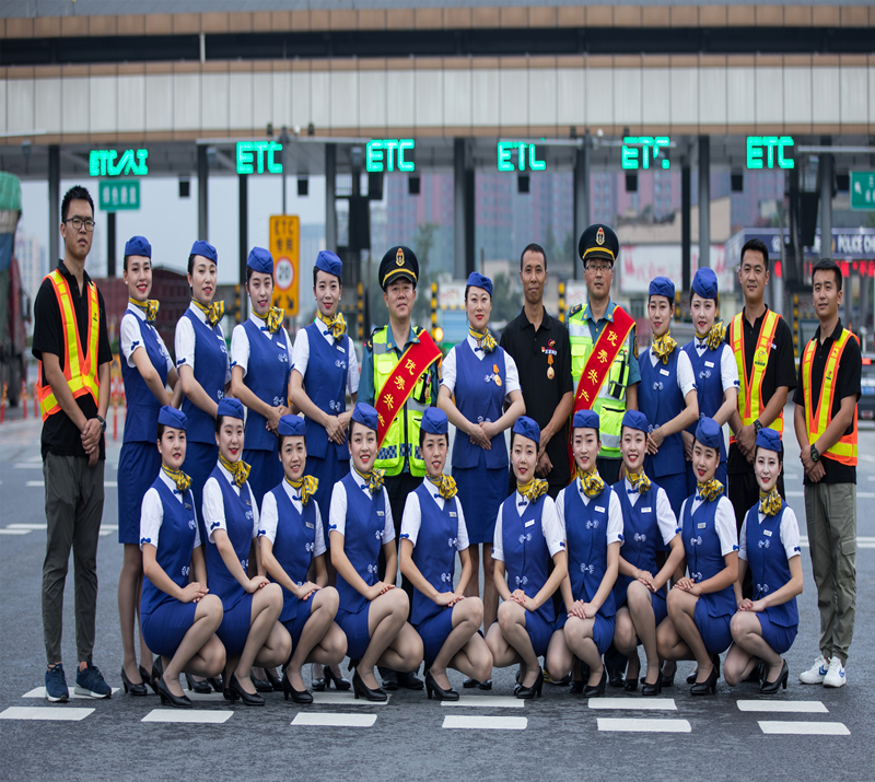 1603184140283062157.jpg 成高股份公司匠心蓝创新服务队制服照_副本.jpg