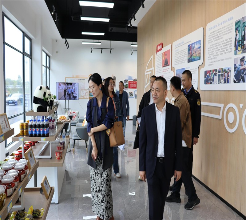 20231009交投要闻——省交通厅高管局服务监管处副处长郭利带队到成彭高速新繁服务区开展2023年“司机之家”建设项目验收工作 1.png