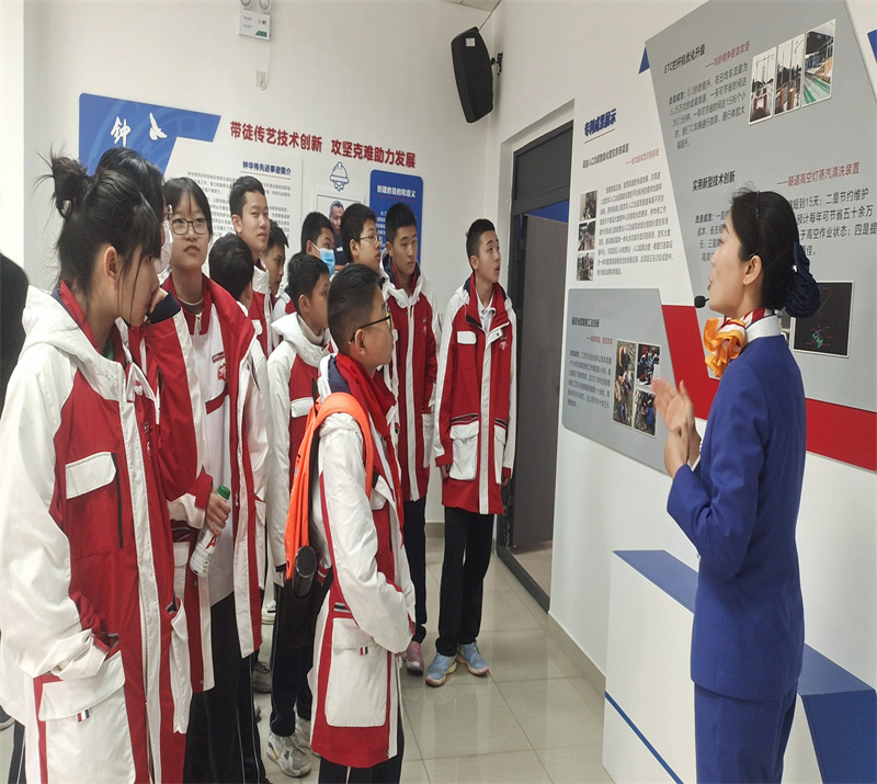 20231130成都七中学子到成都高速开展职业体验活动 (5).jpg