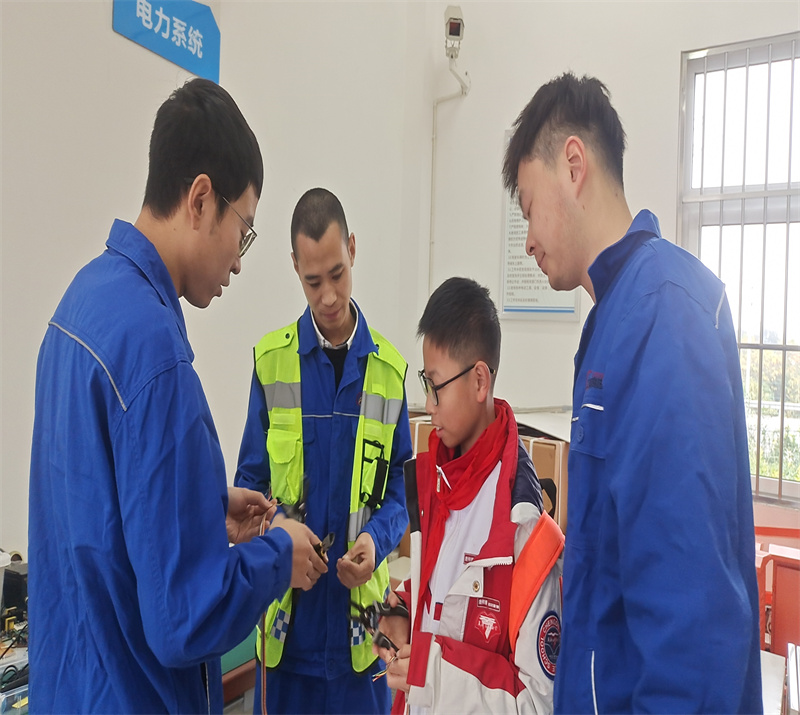 20231130成都七中学子到成都高速开展职业体验活动 (6).jpg