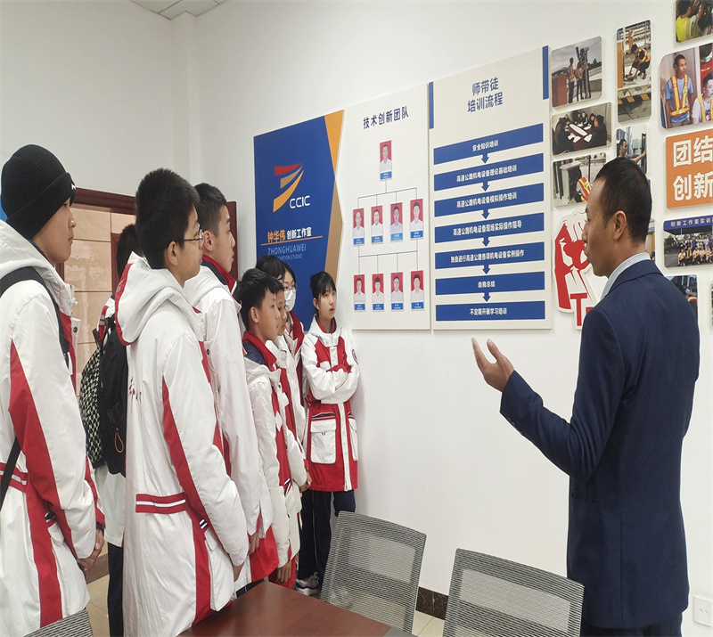 20231130成都七中学子到成都高速开展职业体验活动 (9).jpg