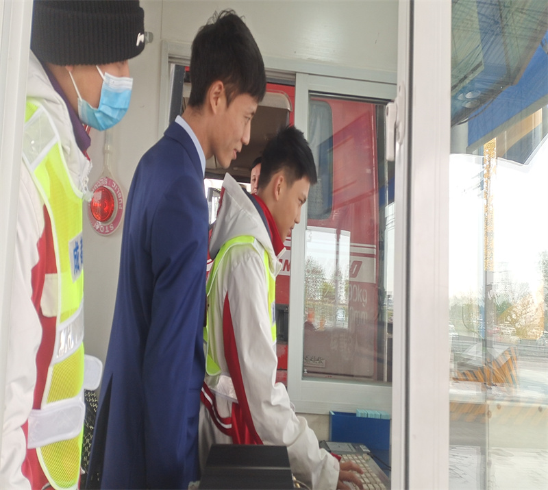 20231130成都七中学子到成都高速开展职业体验活动 (13).jpg