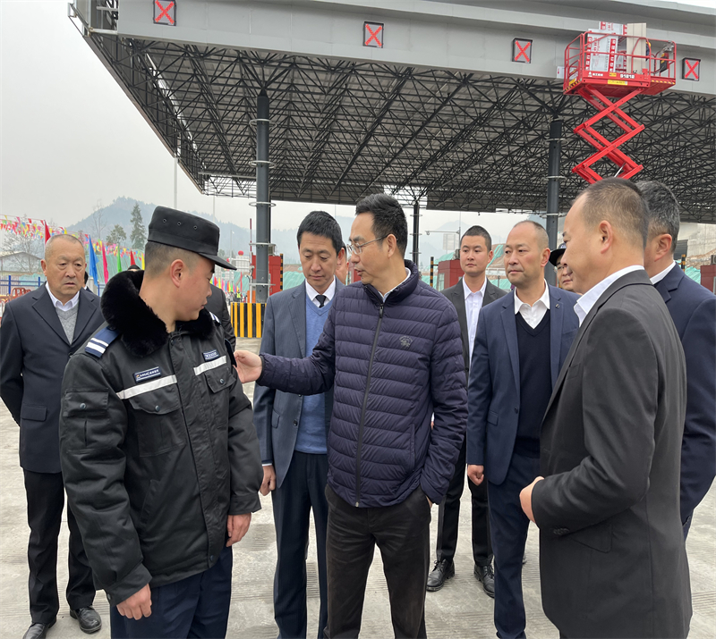 20231229杨坦与员工亲切交谈.jpg