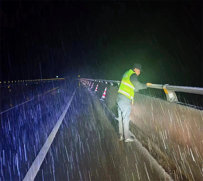 一周速递——闻令而动  高速运管公司全力应对低温雨雪天气2.jpg