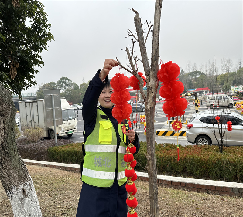 城北高速公司在站区挂上“中国红”的灯笼，为过往司乘营造喜庆、祥和的春节氛围.jpg