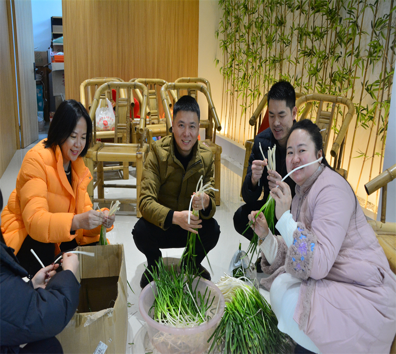 高速振兴公司员工进行包饺子准备工作.jpg