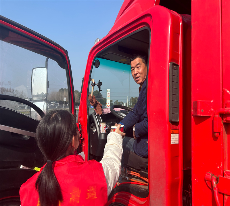 情满旅途青年志愿者李科蓓给司乘旅客送上饺子.jpg