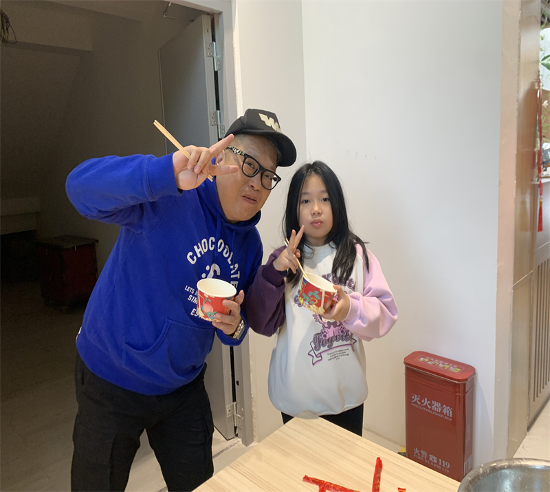 香港旅客品尝饺子.jpg