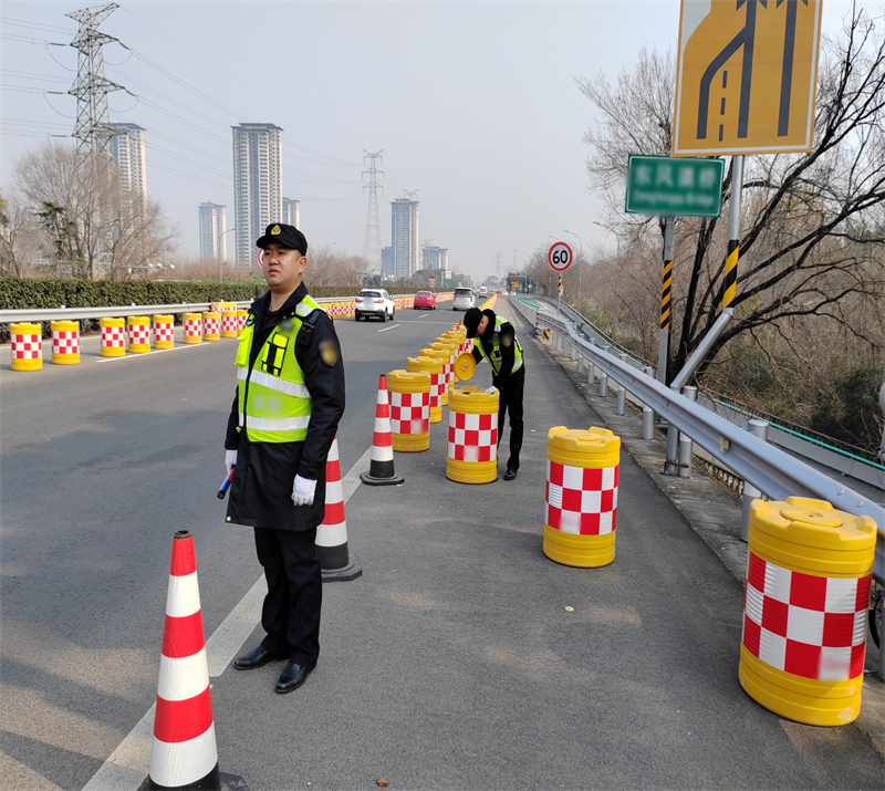 （模糊）20240218路产管护大队检查安全设施.jpg