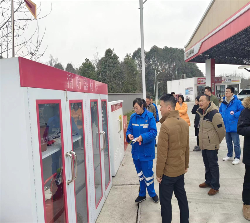 高速振兴公司对加油站消防器材柜进行检查.jpg