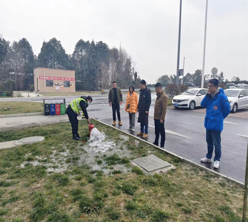 高速振兴公司对消防栓进行检查.jpg