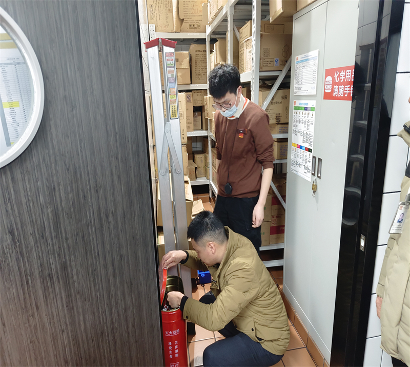 高速振兴公司总经理王刚检查消防器材.jpg