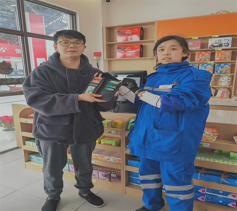 张静归还旅客钱包.png